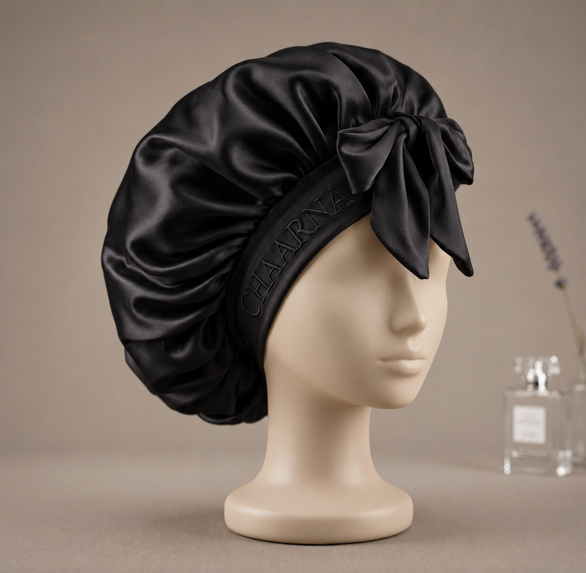 Bonnet en satin CHAARNA